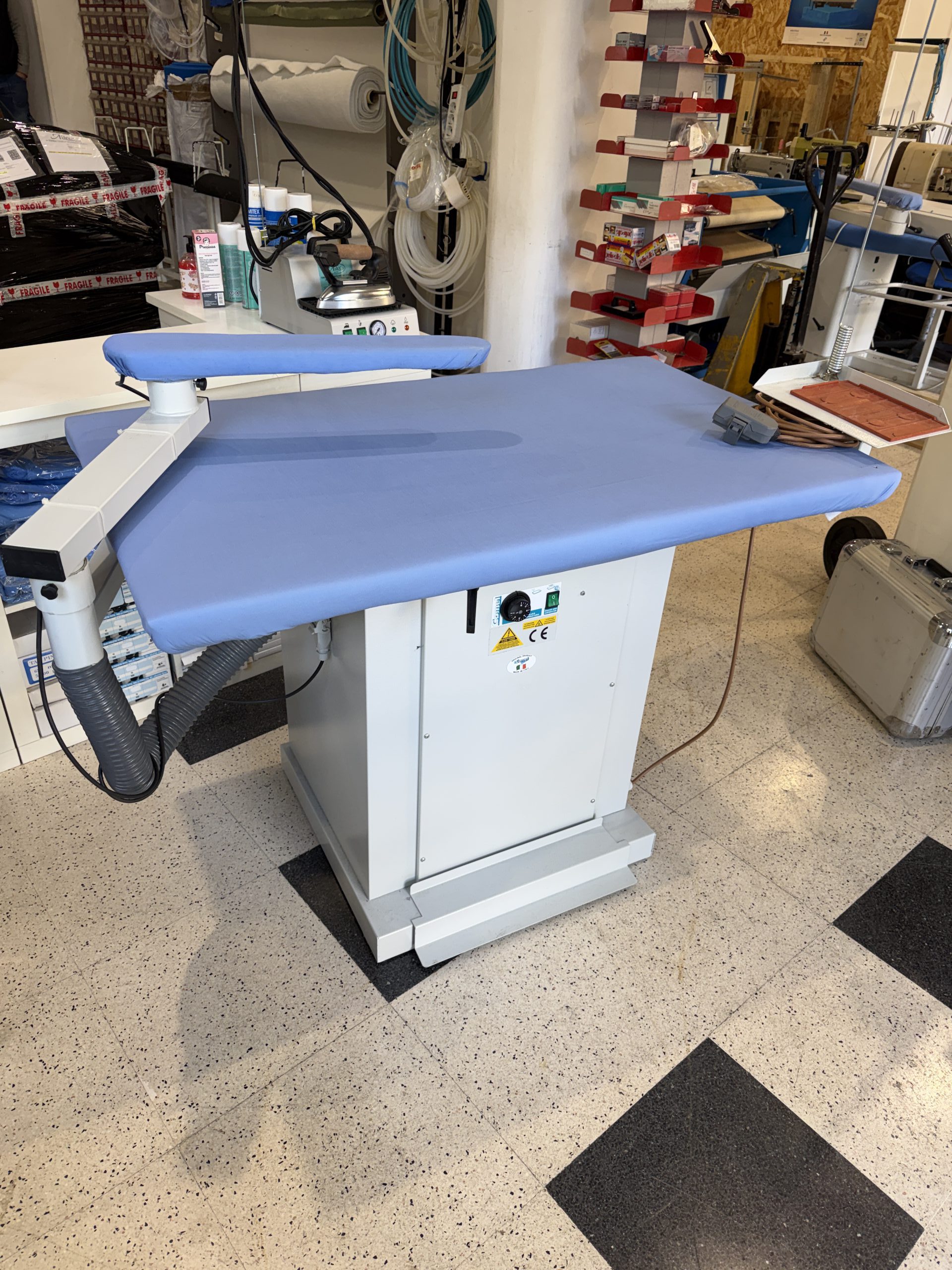 tavolo da stiro per lenzuola rettangolare con braccio stiramaniche